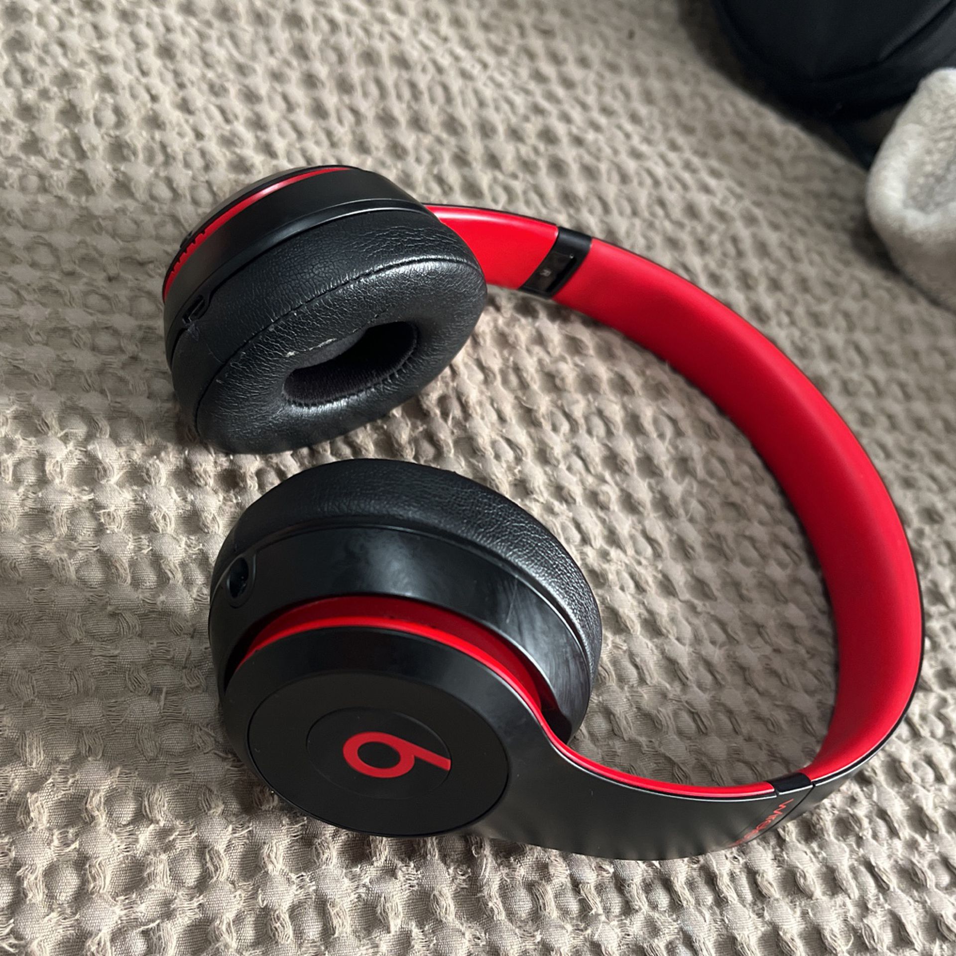 Beats Solo 3 Red & Black 