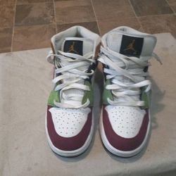 Air Jordan 1 Mid SE Size 5 Youth Excellent Condition Just Need Wiping Down They've Been Packed Up And Storage