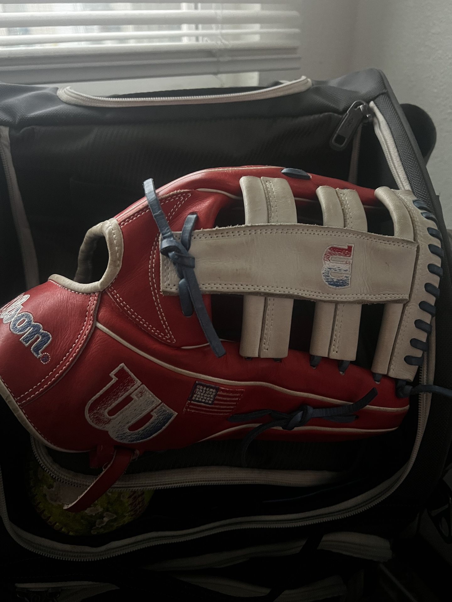 A2000 Softball/ Baseball Glove