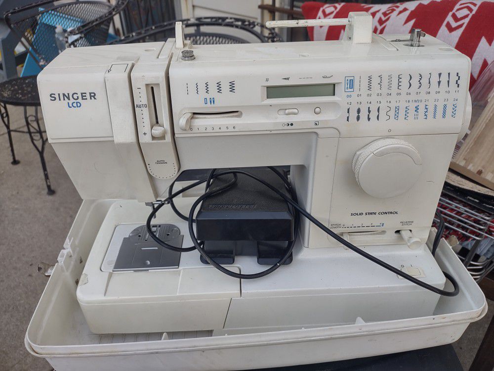Singer LCD Sewing Machine 
