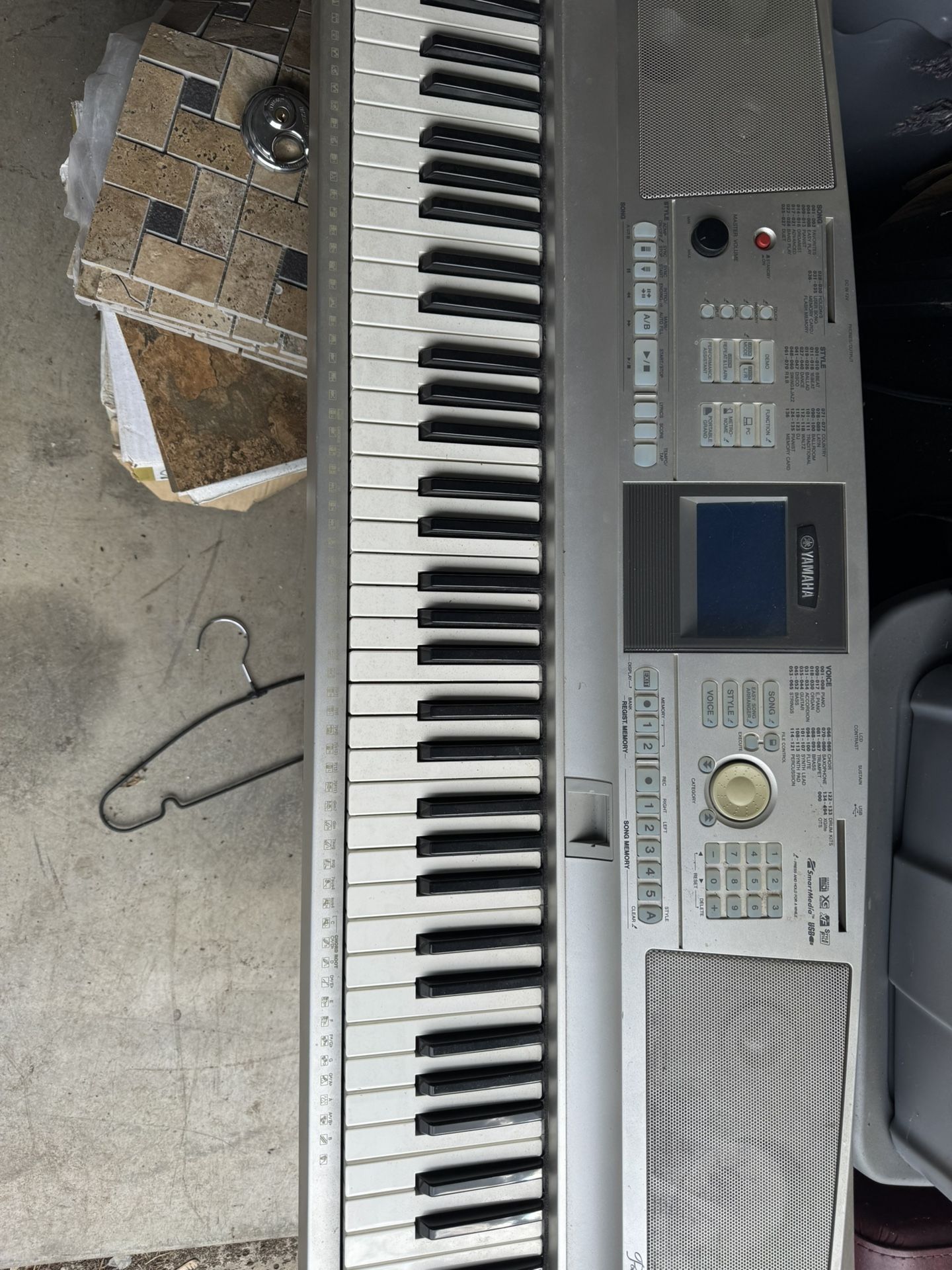 Yamaha Portable Grand DGX-305 Keyboard