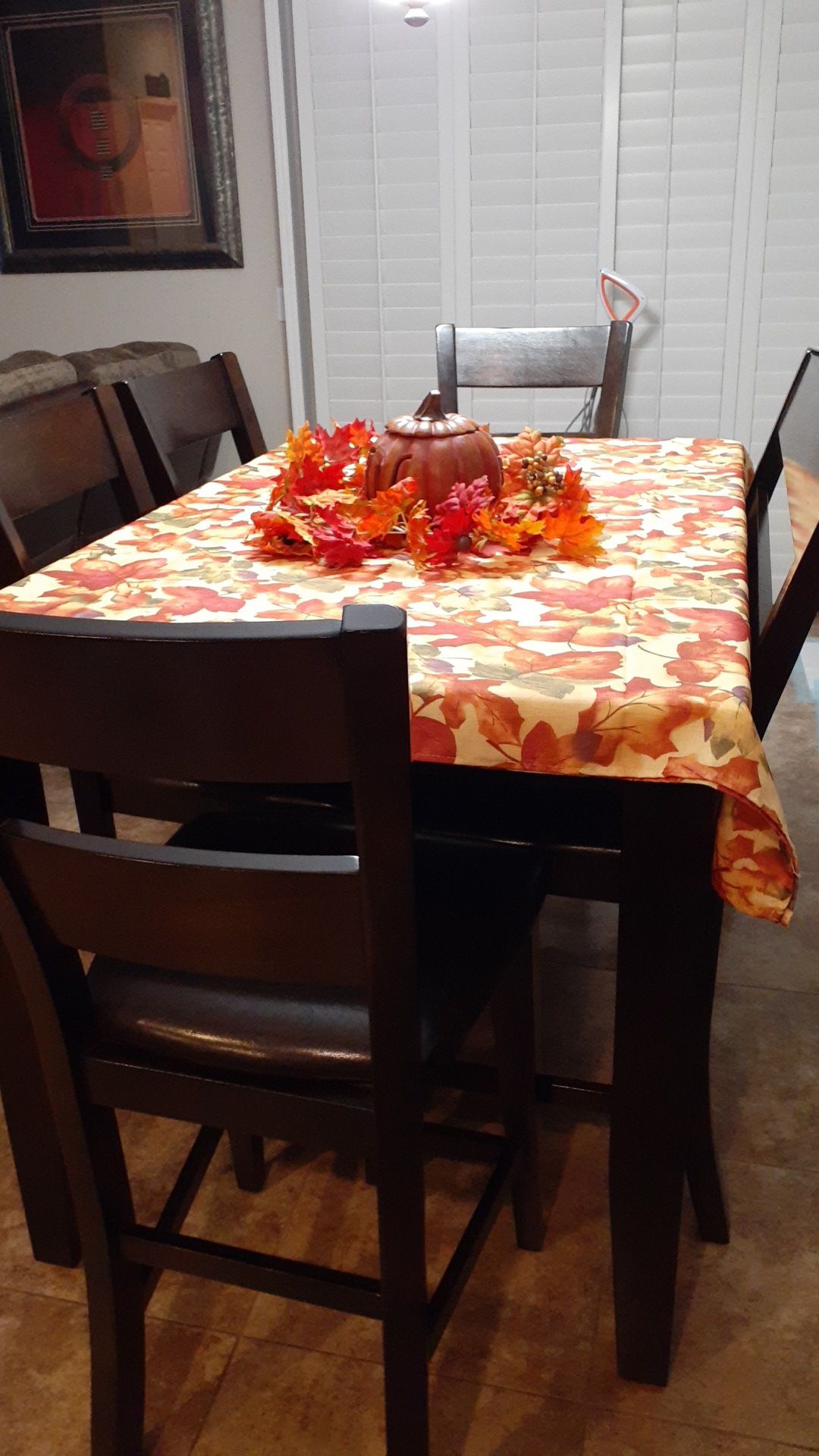 Dinning Room Table and 4 Chairs/ 1 Bench Seat