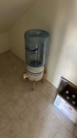 Water Dispenser  With 5 Gallon Bottle