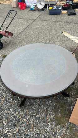 Round coffee table