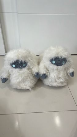 Cute Yeti Fuzzy Slides Size 8.5