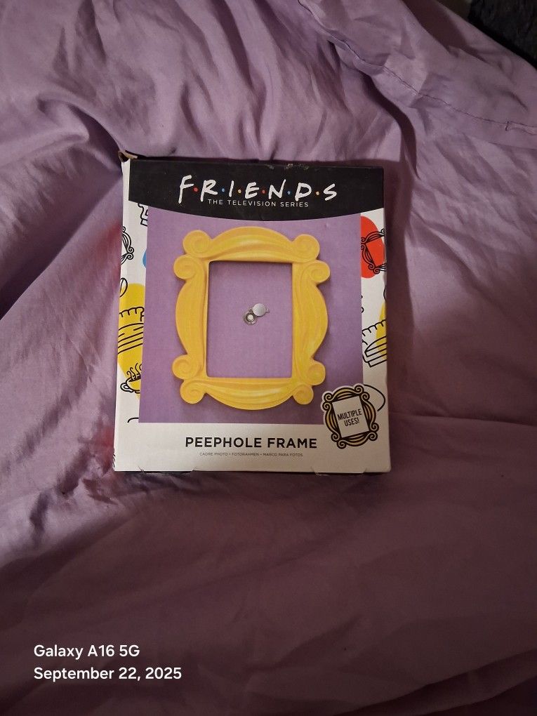 Friends Show, Peep Hole Frame
