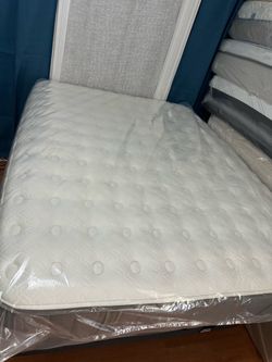 Set queen sizes mattress and box spring  Stearns and Foster