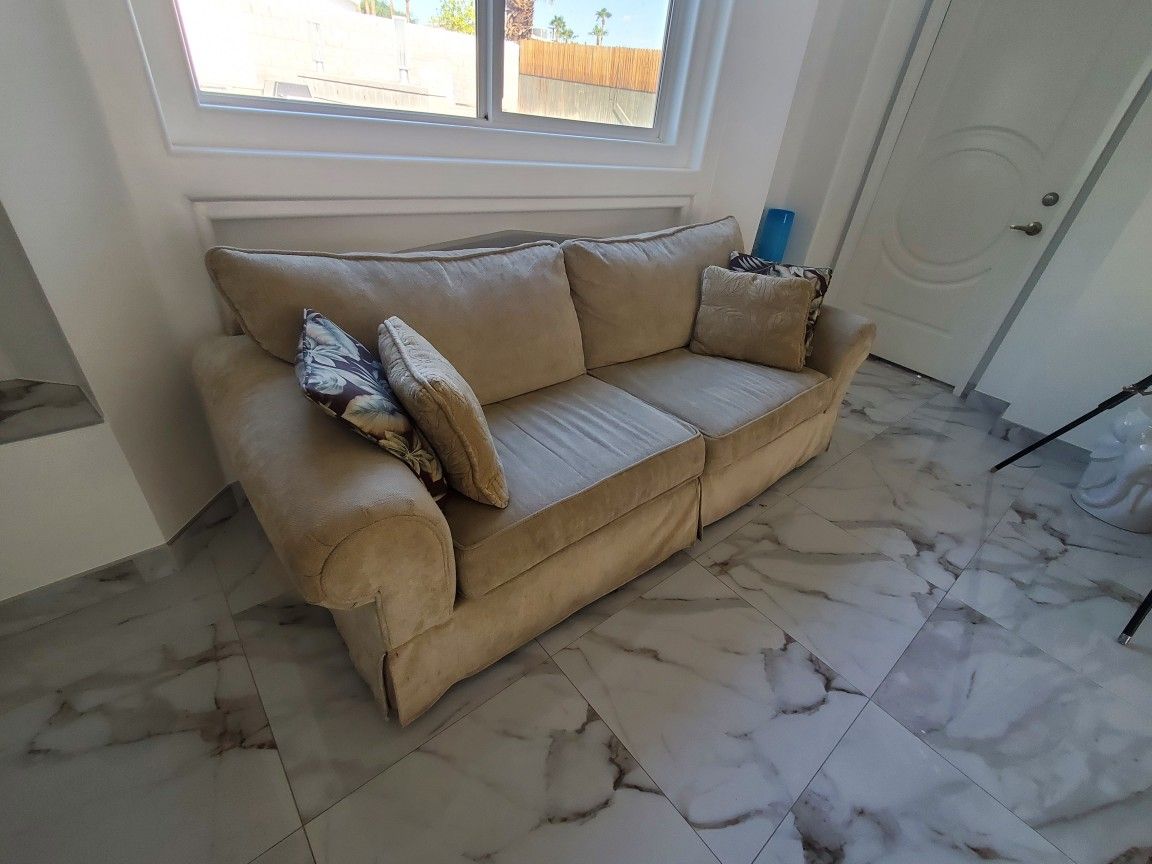 Couch 7ft Long Clean No Issues Never A Pet Or Smoking Rehabing Condo Selling All Contents 