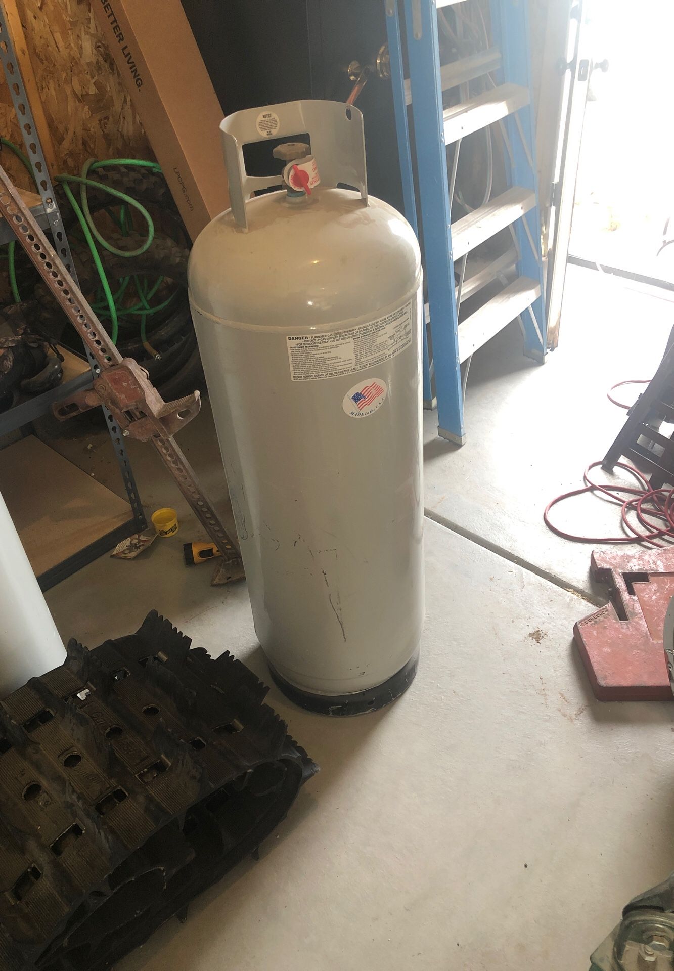 23.8 gallon propane tank