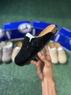 Men’s 8, Women’s 9.5 - “Black” Birkenstock Clogs 📞