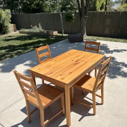 Solid Wood Dining Room/Kitchen Table With Set of 4 Chairs 
