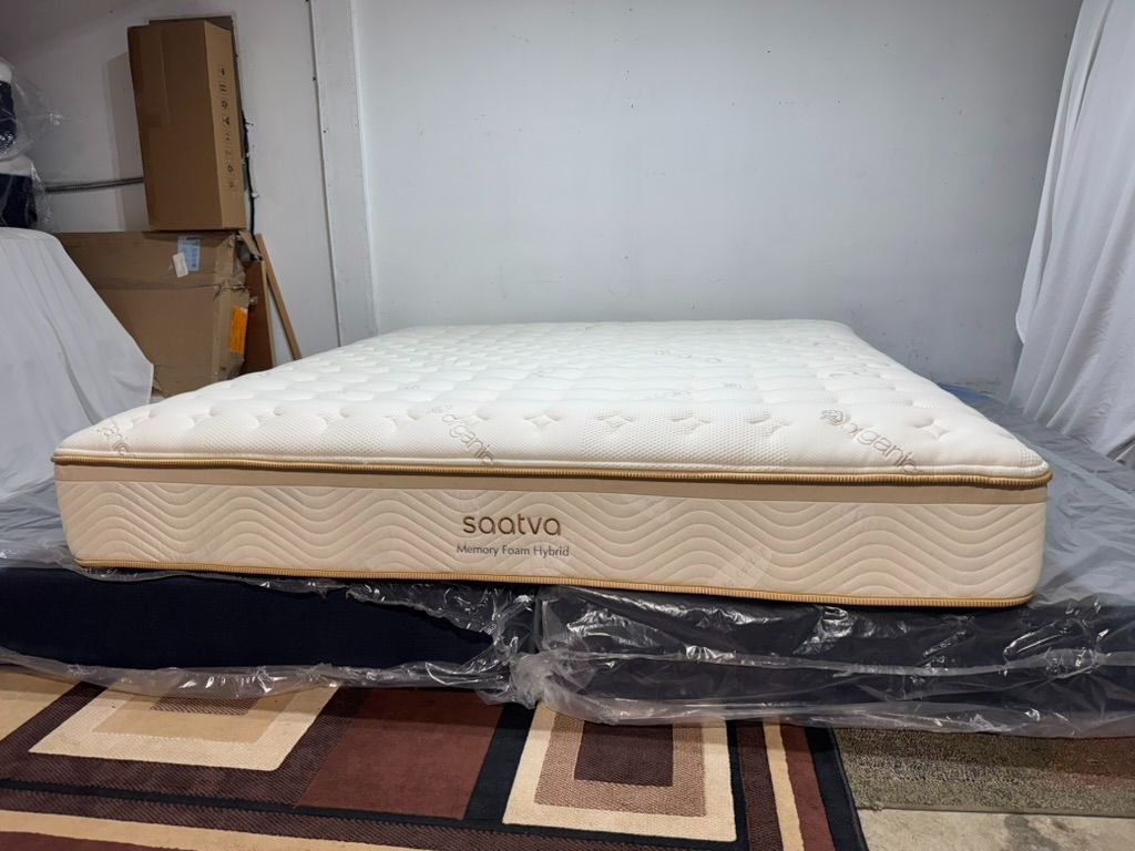 KING Saatva Memory Foam Hybrid Mattress - Like New