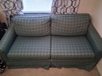 Nees Gone today!!Green pullout couch