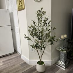 Pretty Artificial Plant Olive 🫒 Tree With Large Brown Planter ! Brand New 