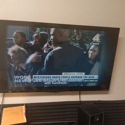 40 INCH ROKU TV COMES WITH REMOTE AND WALL MOUNT AND BOX 