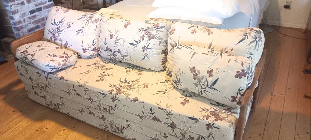 Fold Out To A BeD , Nice Futin Couch Sofa Hideabed
