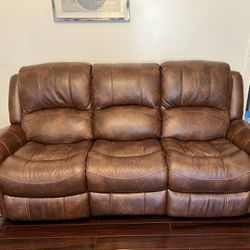 Rooms To Go Comfy Leather Reclining Sofa