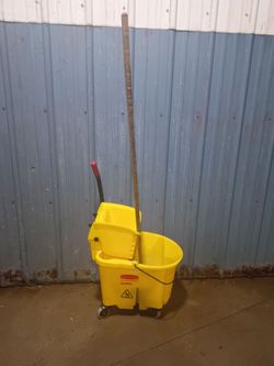 Rubbermaid Wave Brake commercial grade mop wringer and bucket