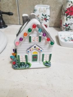 Mr. Christmas 5 in Ceramic House-Works *Needs 2 AA Batteries*