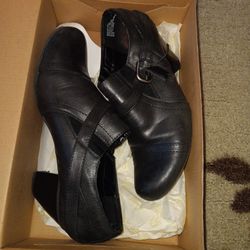 Bass Ladies Shoes. Leather Upper. Sz 9.5