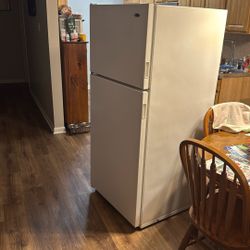 Anybody that needs a good fridge it’s free