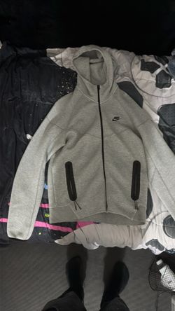 Nike tech old model size M