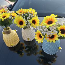 Centerpieces (bees, Sunflowers & Baby breath) 