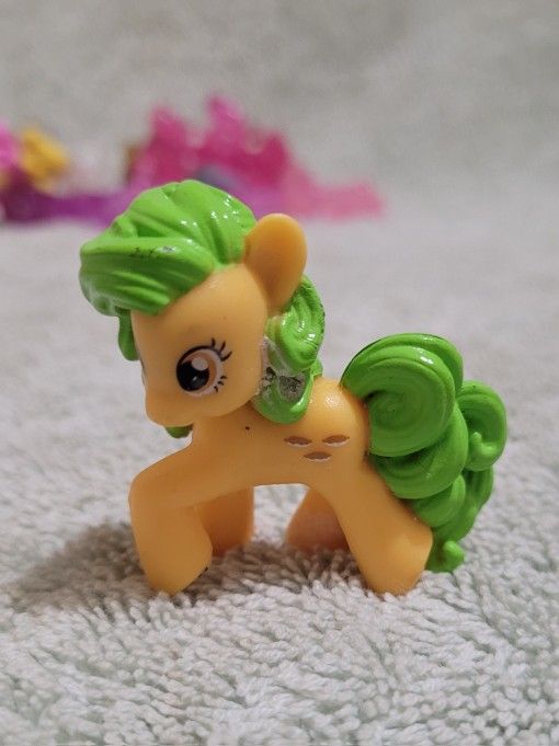2015 My Little Pony FiM Blind Bag Wave #14 Perfect Pie Yellow Green Mini Figure.