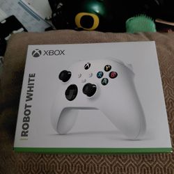 2 Xbox Series X controllers 