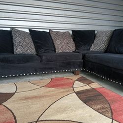 Nailhead Black ✨️L-Shape Sectional 