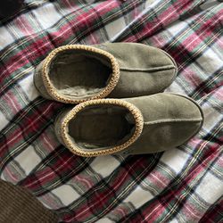 Size 9 Woman’s Ugg Slippers 