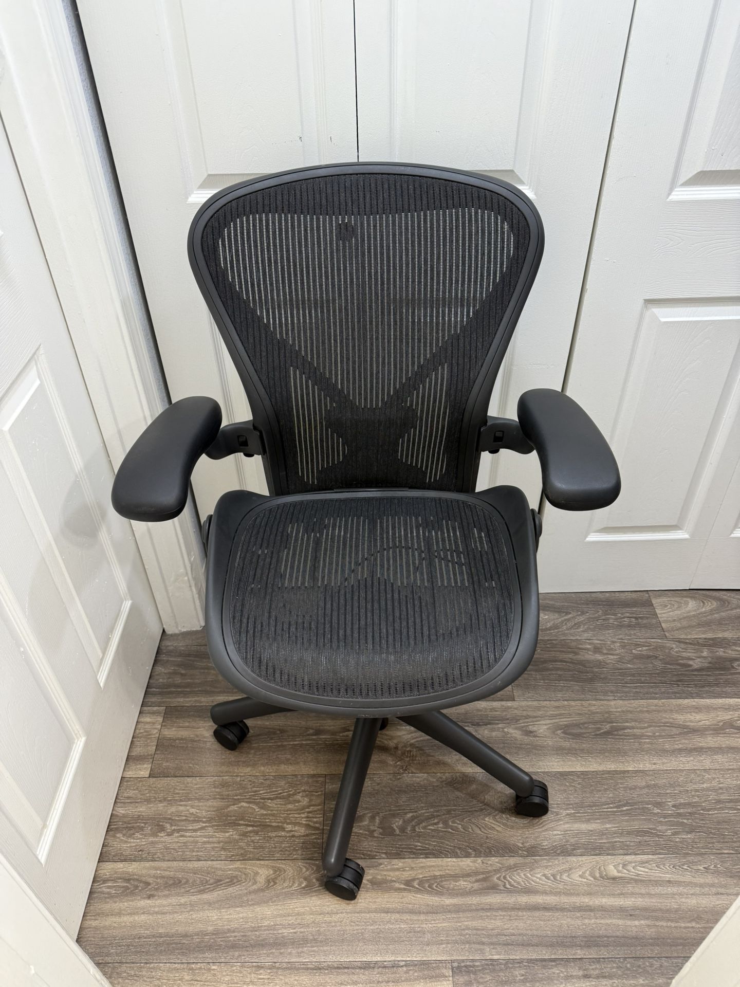 Herman Miller Aeron Office Chair ( SIZE b ) FULLY LOADED !!