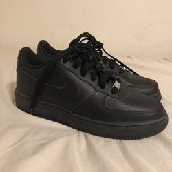 Black air forces size 6.5 boys