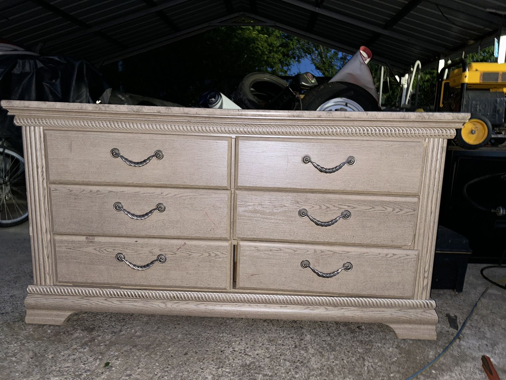 Dresser And 2 Nightstands 