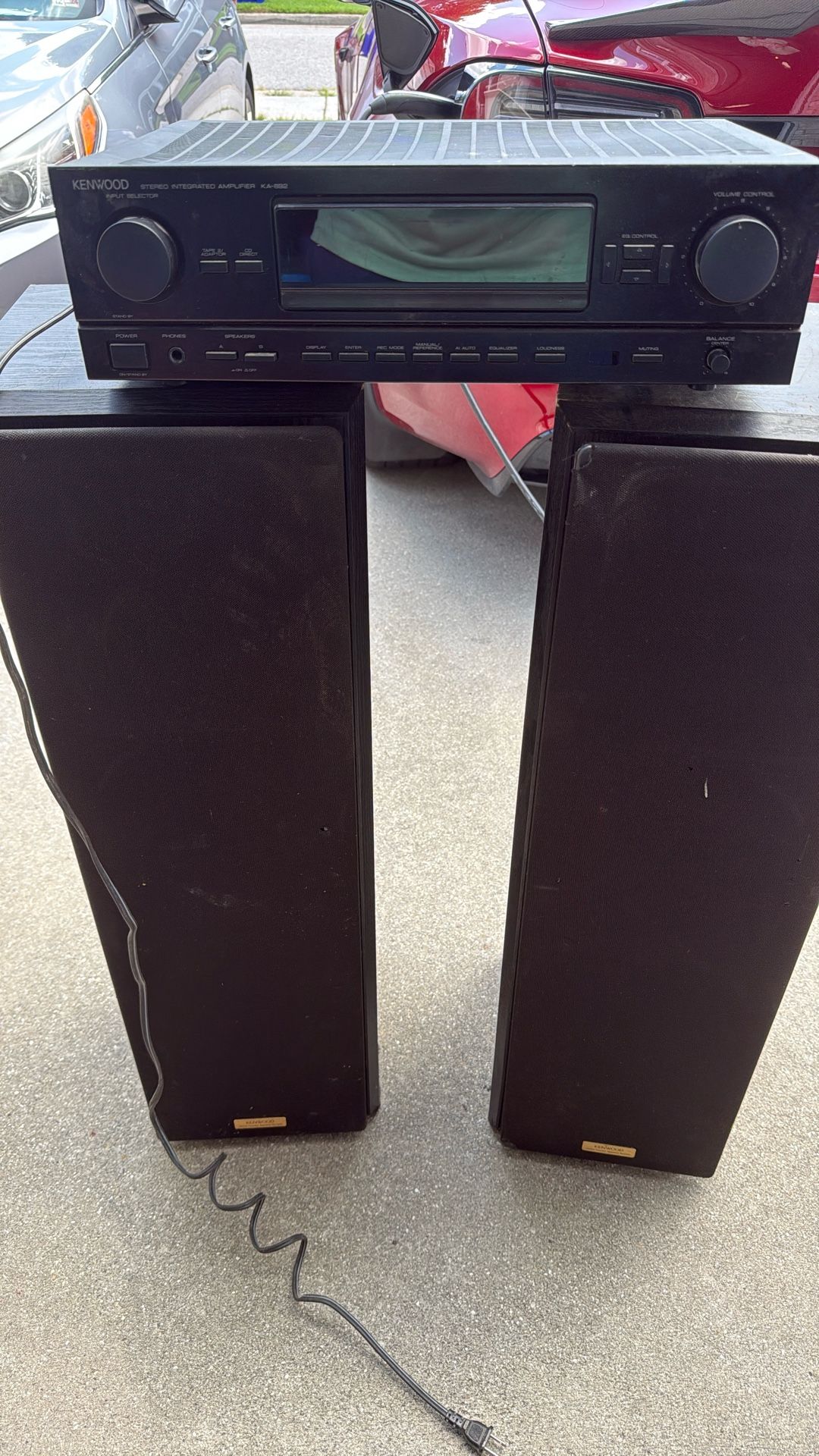Kenwood amplifier With 2 180 Watt Speakers