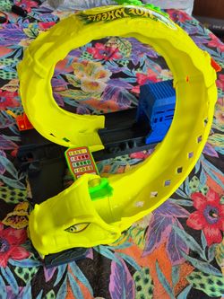 Hot Wheels Lot Including Dragon Track, Mega Garage, and Four Loop Crash Out Track