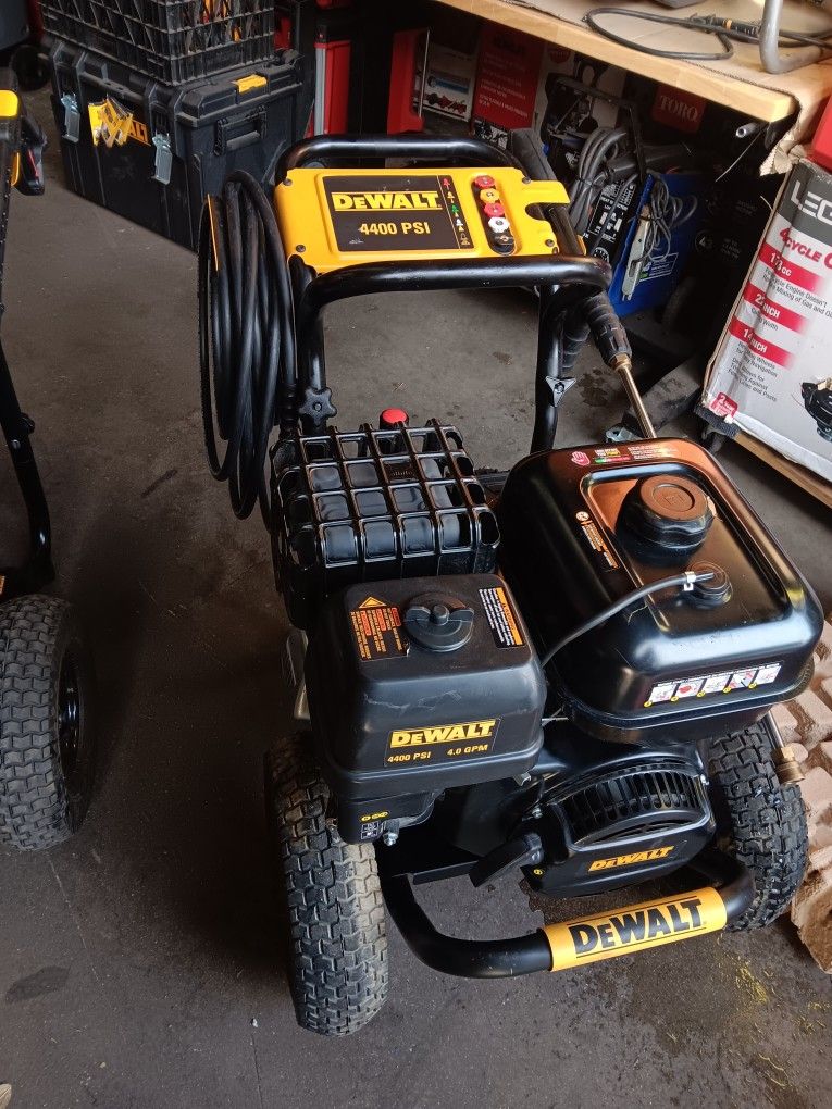 DEWALT GAS PRESSURE WASHER 4400 PSI