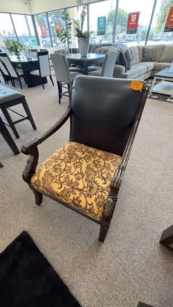 ACCENT CHAIR