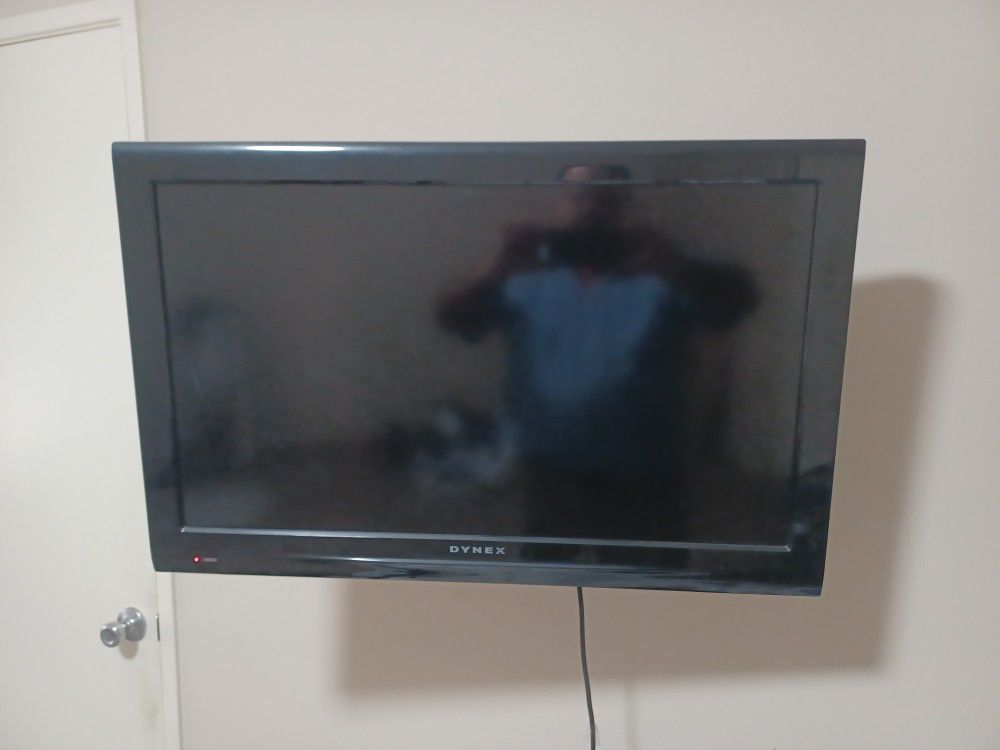 Dynex 32" TV With Wall Mount