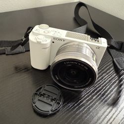 PERFECT CONDITION!! White Color Sony ZV-E10L With  the Original Box, a 16-50 Lens,  a FREE Flash Attachment, and FREE Camera Case