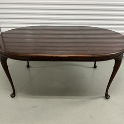 Elegant Vintage Oval Dining Table with Queen Anne Legs
