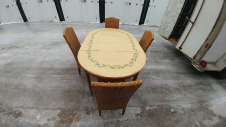 free delivery Beautiful dining room table
