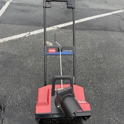 TORO POWER CURVE 1800 ELECTRIC  SNOW BLOWER IN LIKE NEW CONDITION. $90.00 OR BEST OFFER. 