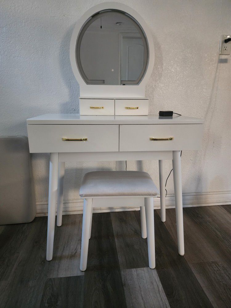 Makeup Vanity With Mirror And Light 