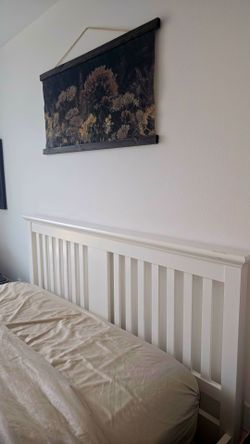 Queen size white bed
