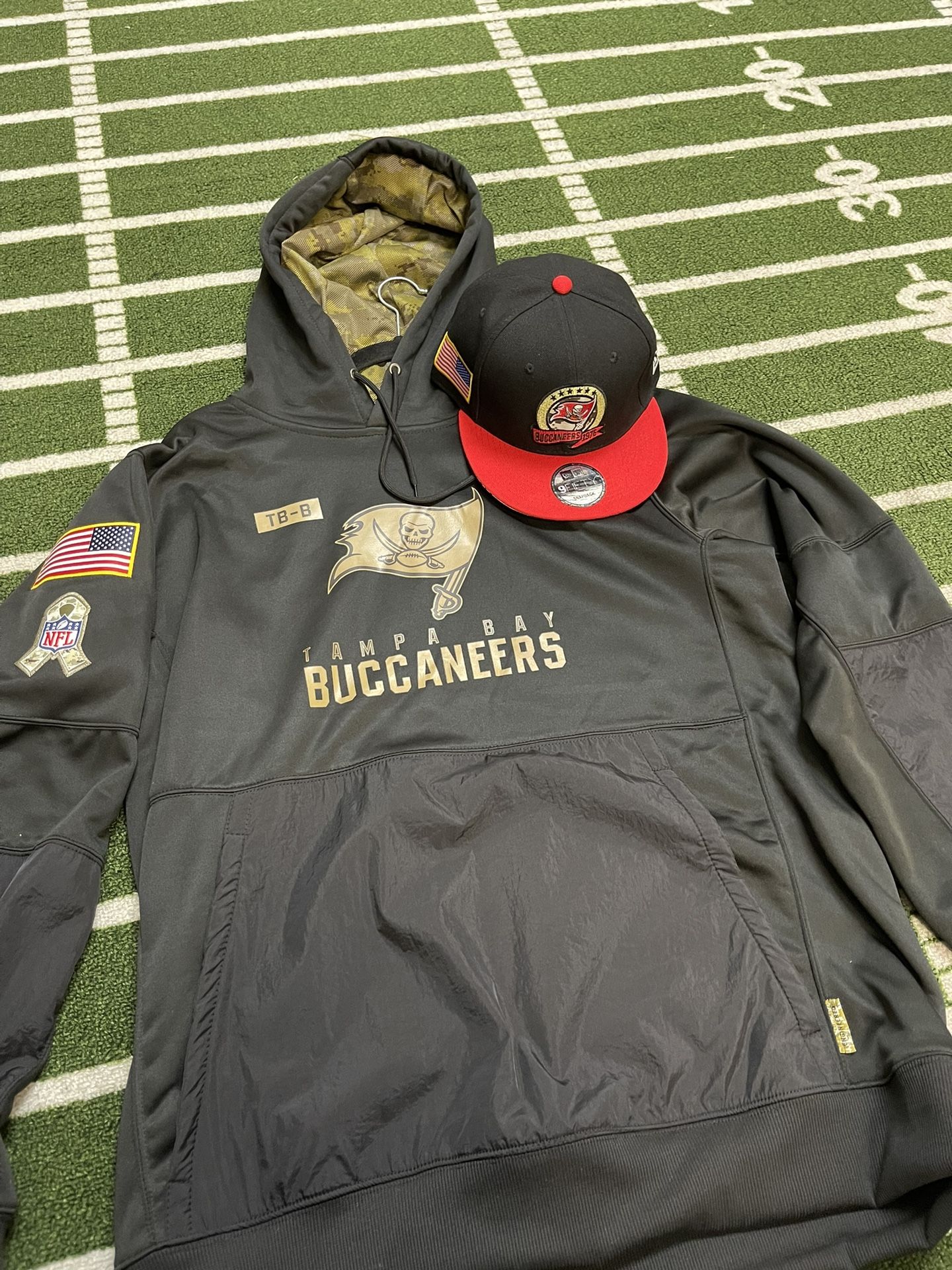 Tampa Bay Buccaneers Hoodie/ Snapback 