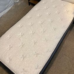 Luxe Midnight, Twin XL, Cover: Original Cover, Top Layer: ErgoAlign Layer Like New, Excellent Condition