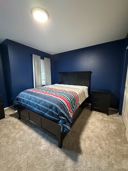 Black Wood Queen Bedroom Set