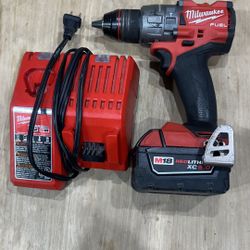 Milwaukee M18 FUEL 18V Lith-Ion Brushless Cordless 1/2 in. Hammer Drill/Driver w/ 5.0 Ah Battery and charger