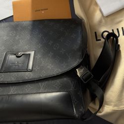Louis Vuitton Messenger Bag 